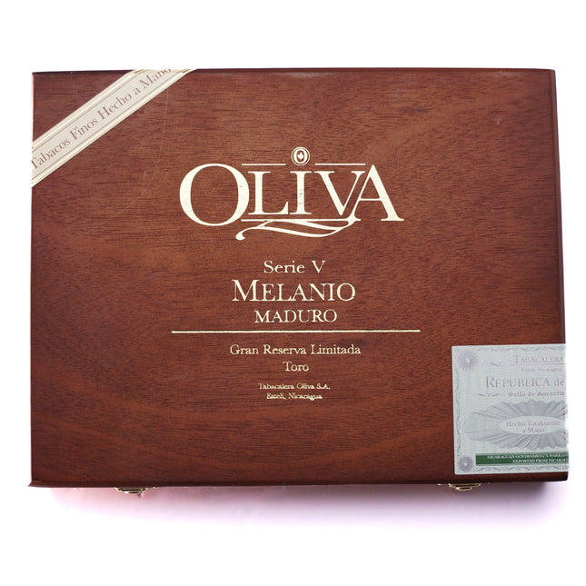 Oliva Serie V Melanio Maduro cigar box on a white background