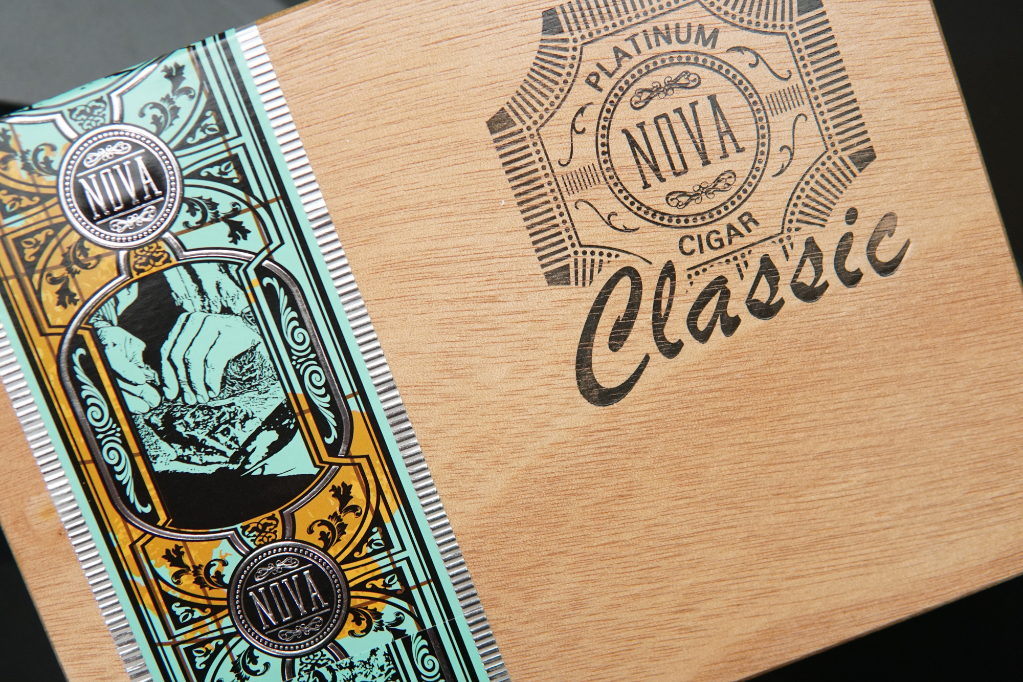 Platinum Nova Classic Cigar Box
